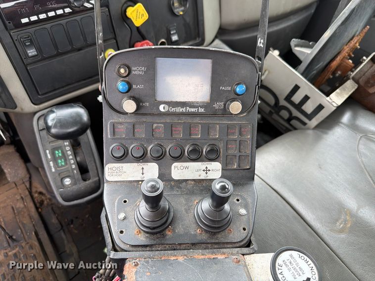 image for item FK4172 2013 International 7400 truck cab and chassis