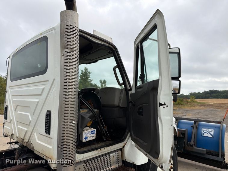 image for item FK4172 2013 International 7400 truck cab and chassis