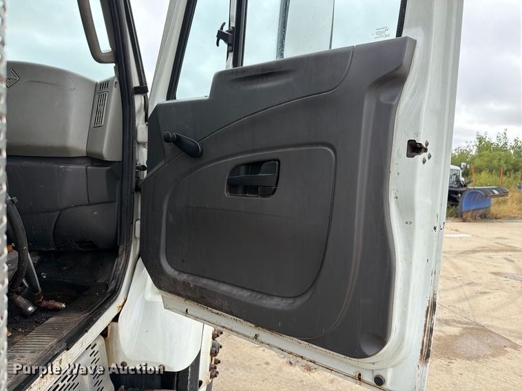 image for item FK4172 2013 International 7400 truck cab and chassis