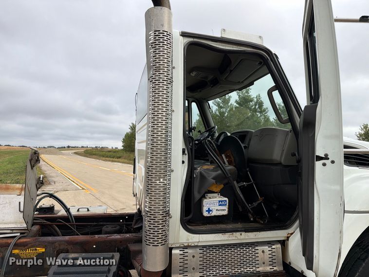 image for item FK4172 2013 International 7400 truck cab and chassis