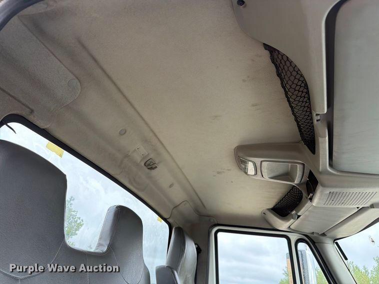 image for item FK4172 2013 International 7400 truck cab and chassis