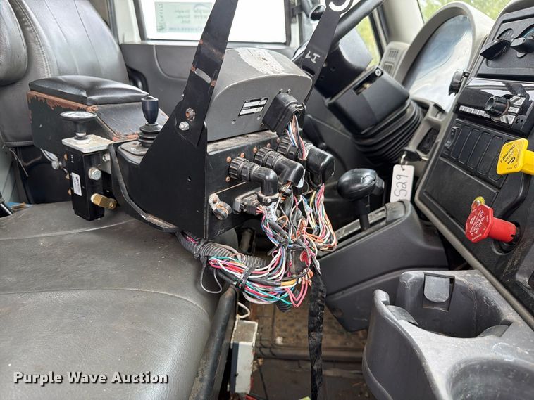 image for item FK4172 2013 International 7400 truck cab and chassis
