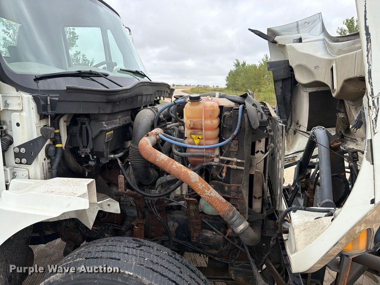 image for item FK4172 2013 International 7400 truck cab and chassis