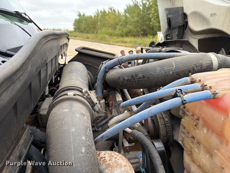 image for item FK4172 2013 International 7400 truck cab and chassis