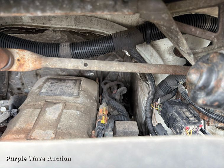 image for item FK4172 2013 International 7400 truck cab and chassis