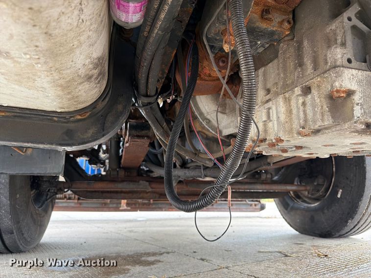 image for item FK4172 2013 International 7400 truck cab and chassis