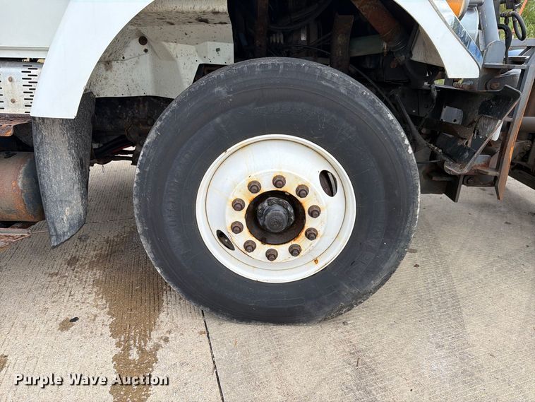 image for item FK4172 2013 International 7400 truck cab and chassis