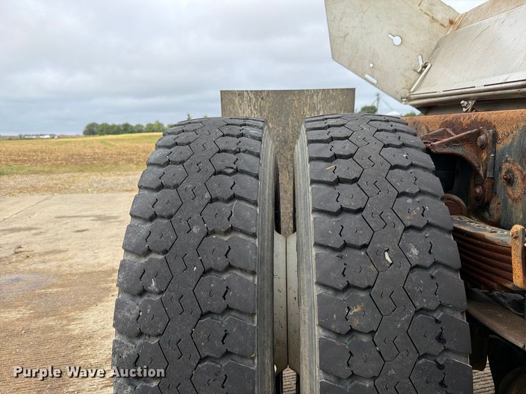 image for item FK4172 2013 International 7400 truck cab and chassis
