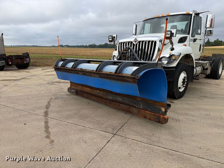 image for item FK4172 2013 International 7400 truck cab and chassis