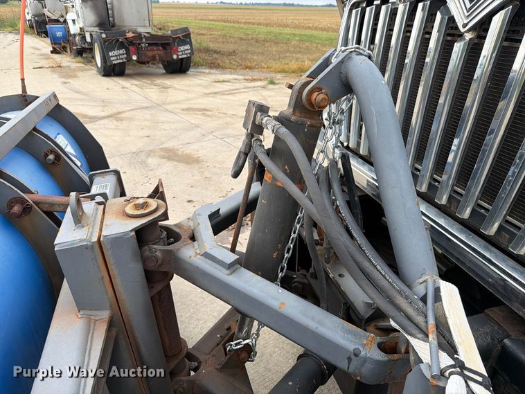 image for item FK4172 2013 International 7400 truck cab and chassis