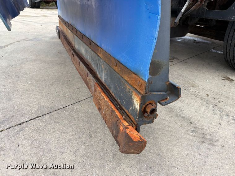 image for item FK4172 2013 International 7400 truck cab and chassis