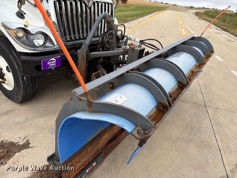 image for item FK4172 2013 International 7400 truck cab and chassis