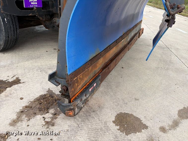 image for item FK4172 2013 International 7400 truck cab and chassis