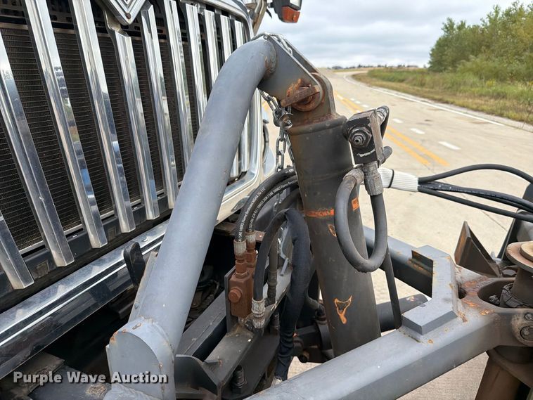 image for item FK4172 2013 International 7400 truck cab and chassis
