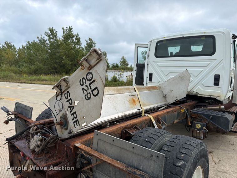 image for item FK4172 2013 International 7400 truck cab and chassis