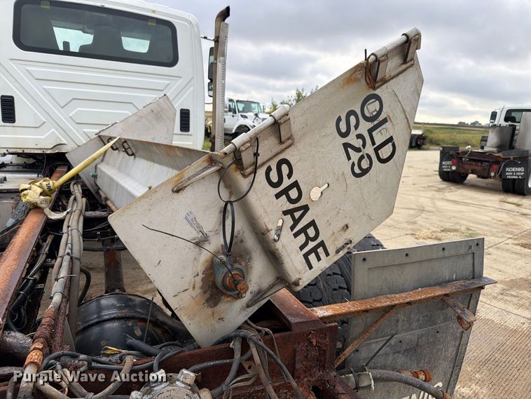 image for item FK4172 2013 International 7400 truck cab and chassis