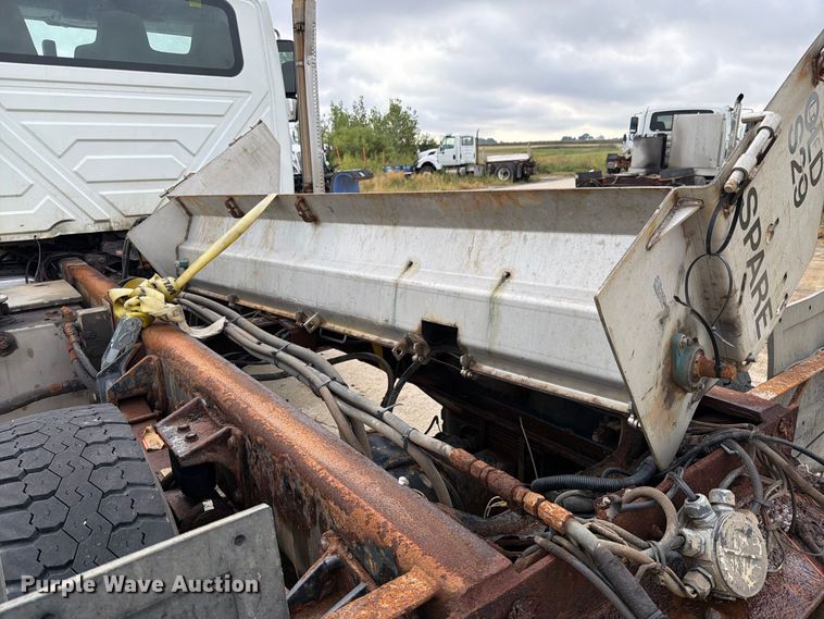 image for item FK4172 2013 International 7400 truck cab and chassis