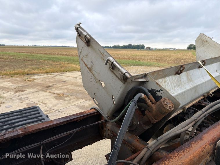 image for item FK4172 2013 International 7400 truck cab and chassis