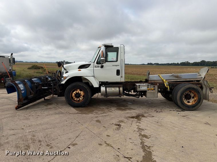 image for item FK4173 2014 International 7400 truck cab and chassis