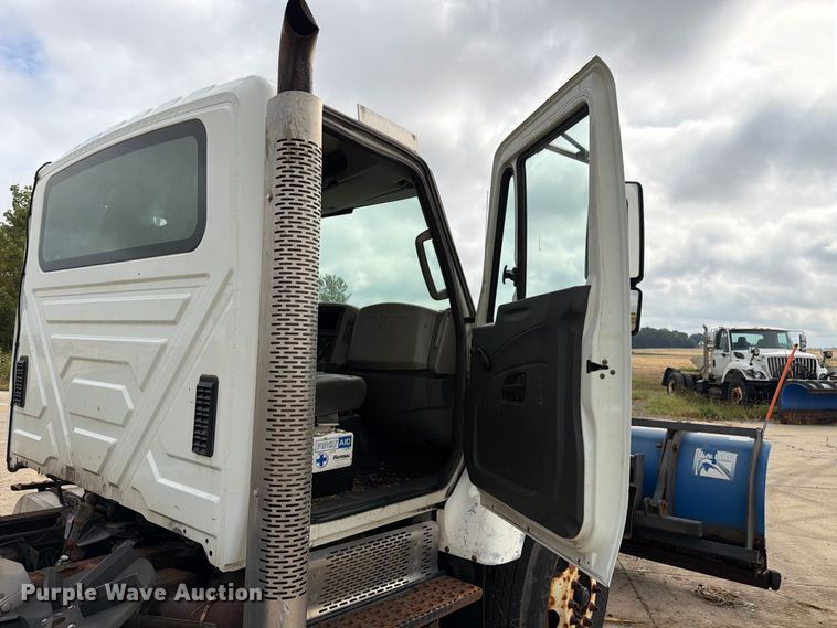 image for item FK4173 2014 International 7400 truck cab and chassis