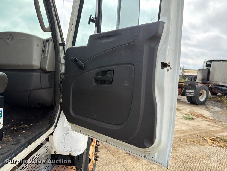 image for item FK4173 2014 International 7400 truck cab and chassis