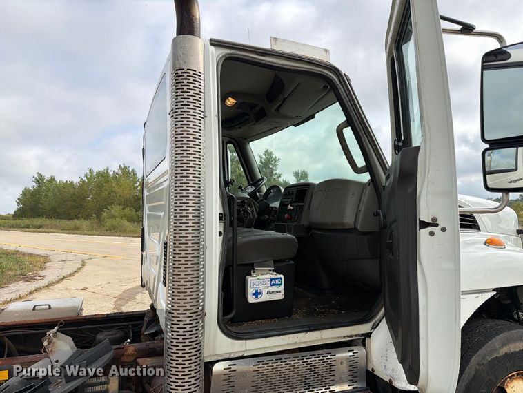 image for item FK4173 2014 International 7400 truck cab and chassis
