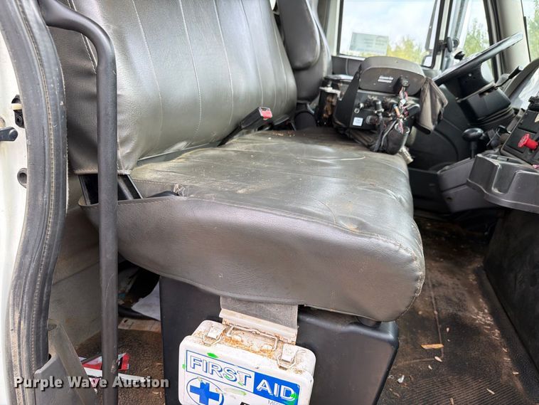 image for item FK4173 2014 International 7400 truck cab and chassis
