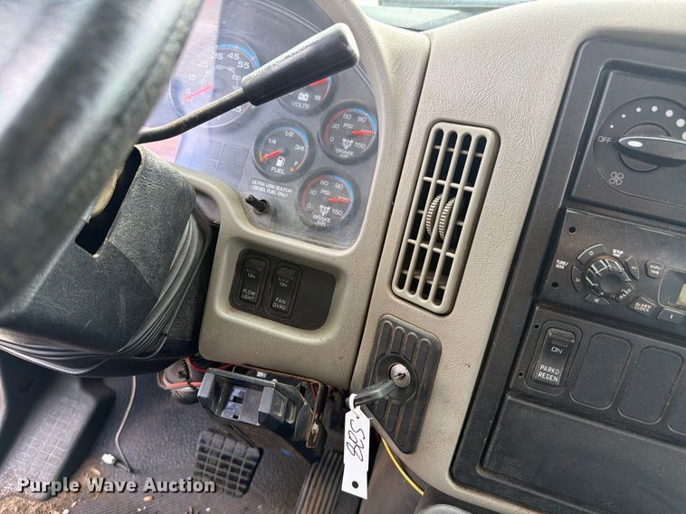 image for item FK4173 2014 International 7400 truck cab and chassis