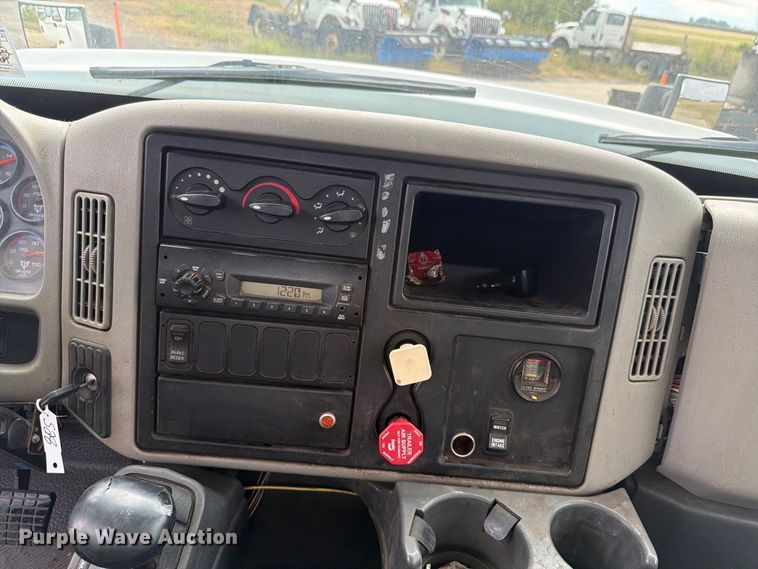 image for item FK4173 2014 International 7400 truck cab and chassis