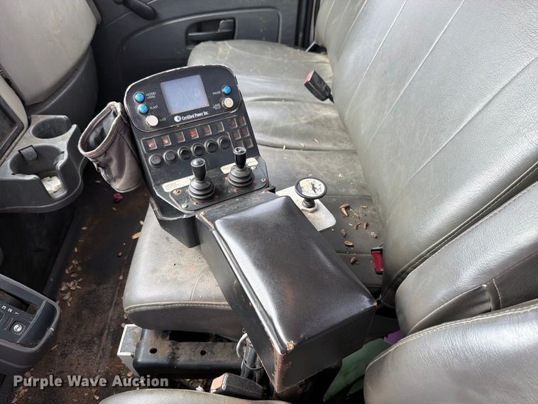 image for item FK4173 2014 International 7400 truck cab and chassis
