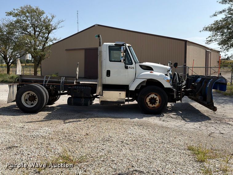 image for item FK4174 2017 International 7400 truck cab and chassis