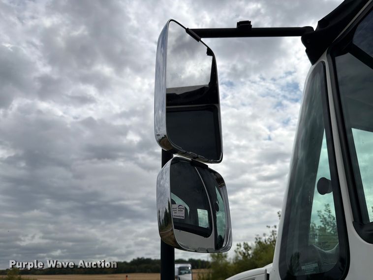 image for item FK4174 2017 International 7400 truck cab and chassis