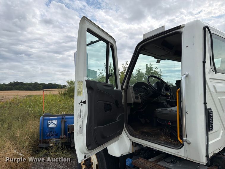 image for item FK4174 2017 International 7400 truck cab and chassis