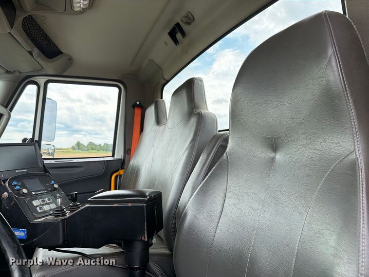 image for item FK4174 2017 International 7400 truck cab and chassis