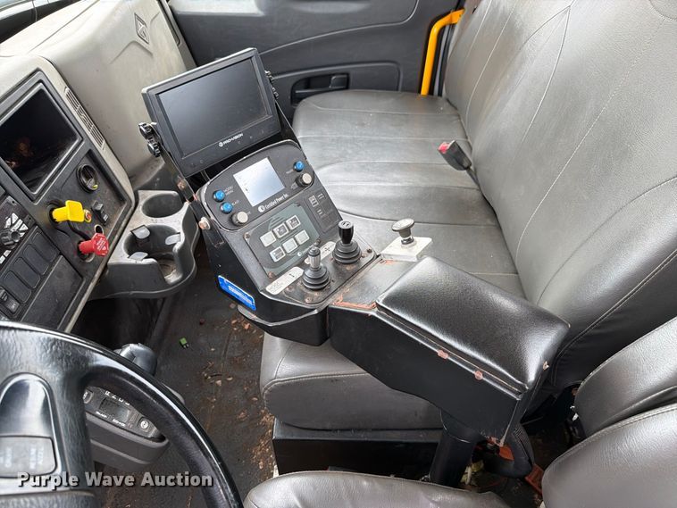 image for item FK4174 2017 International 7400 truck cab and chassis