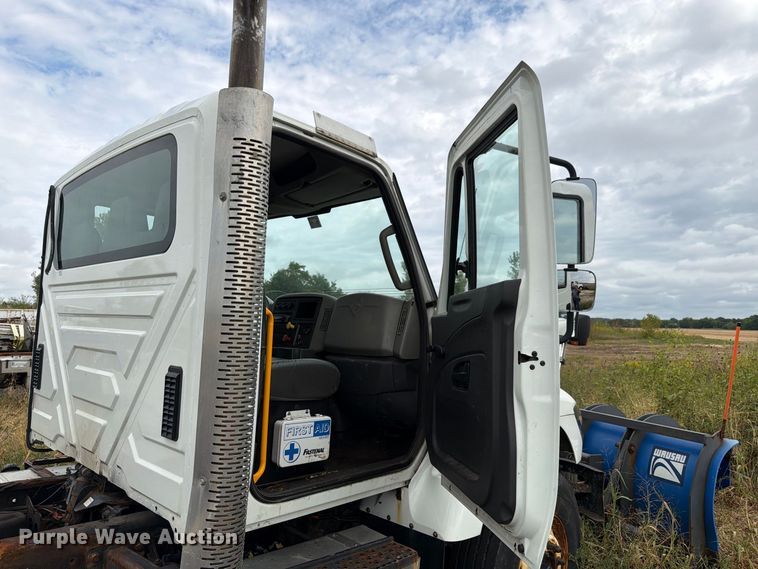 image for item FK4174 2017 International 7400 truck cab and chassis