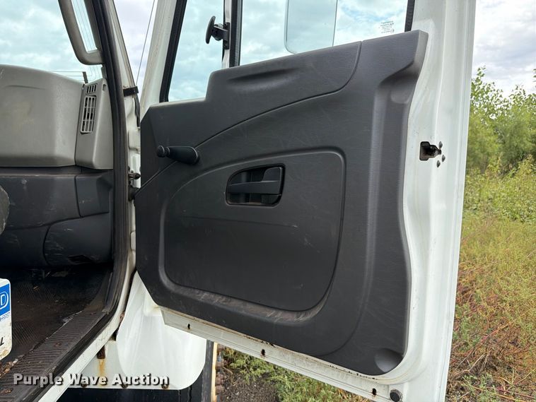 image for item FK4174 2017 International 7400 truck cab and chassis
