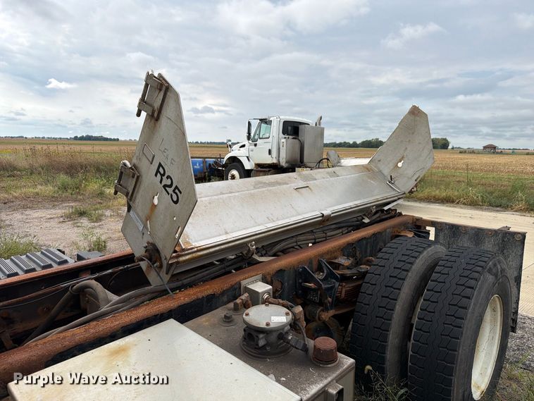 image for item FK4174 2017 International 7400 truck cab and chassis