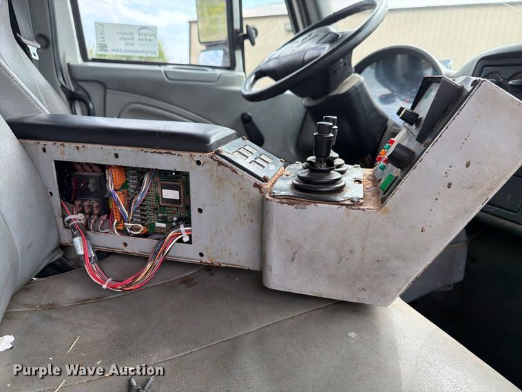 image for item FK4175 2006 International 7400 dump truck