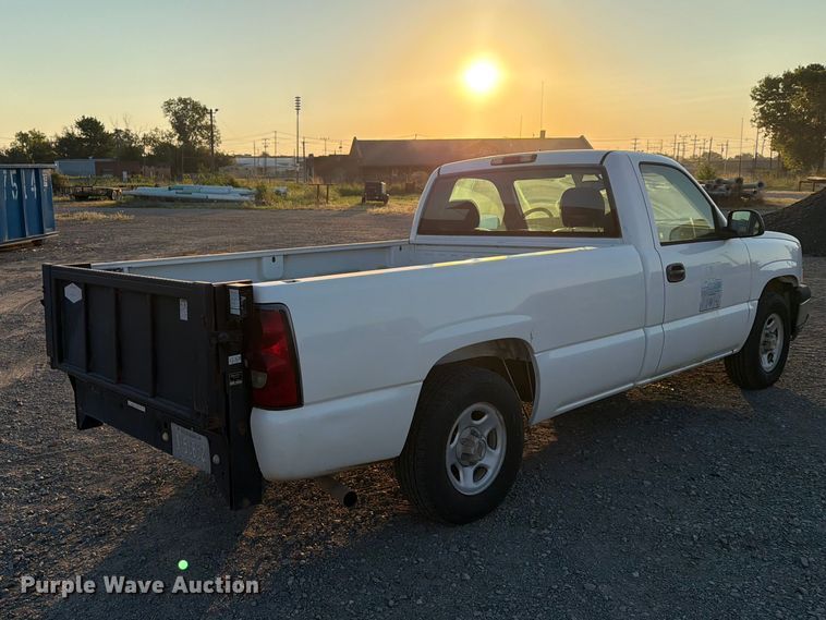 image for item FN2588 2004 Chevrolet Silverado pickup truck