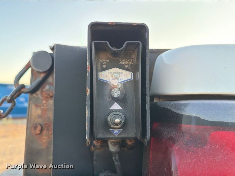 image for item FN2588 2004 Chevrolet Silverado pickup truck