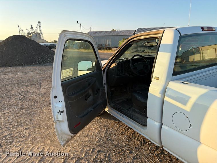image for item FN2588 2004 Chevrolet Silverado pickup truck