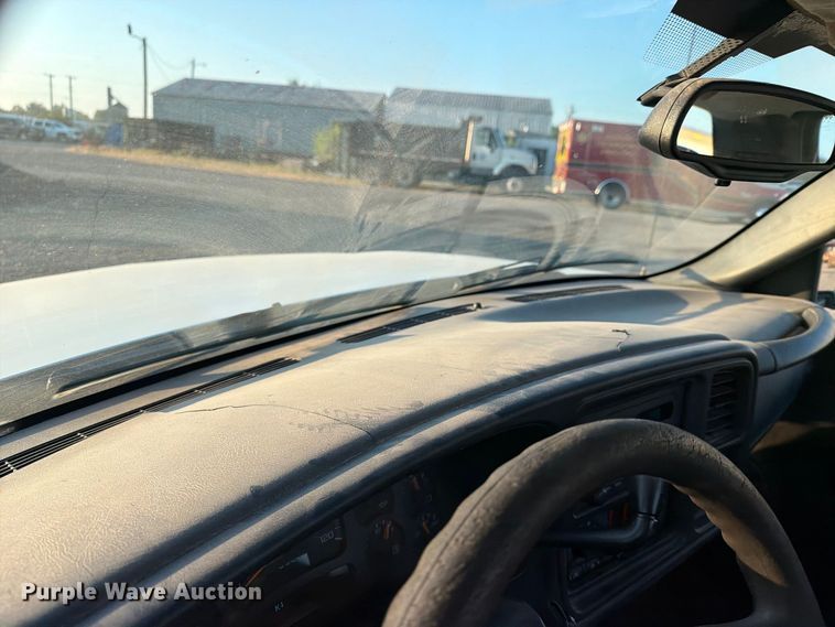 image for item FN2588 2004 Chevrolet Silverado pickup truck