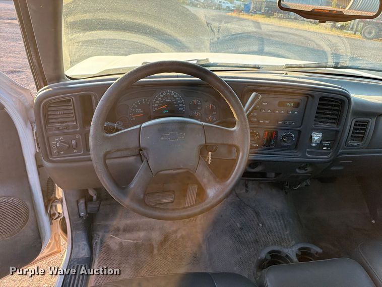 image for item FN2588 2004 Chevrolet Silverado pickup truck