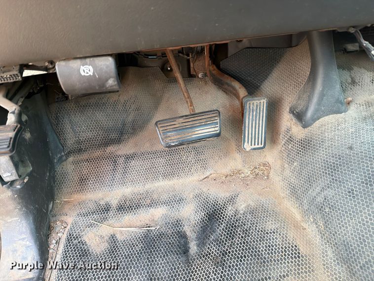 image for item FN2588 2004 Chevrolet Silverado pickup truck