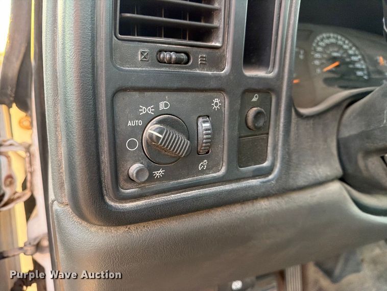 image for item FN2588 2004 Chevrolet Silverado pickup truck