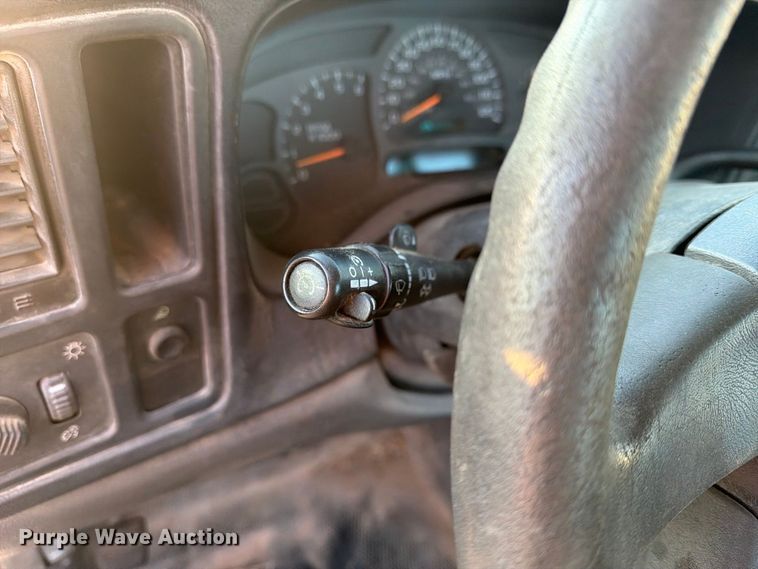 image for item FN2588 2004 Chevrolet Silverado pickup truck