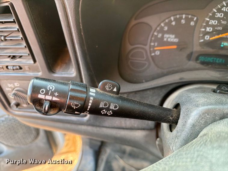image for item FN2588 2004 Chevrolet Silverado pickup truck