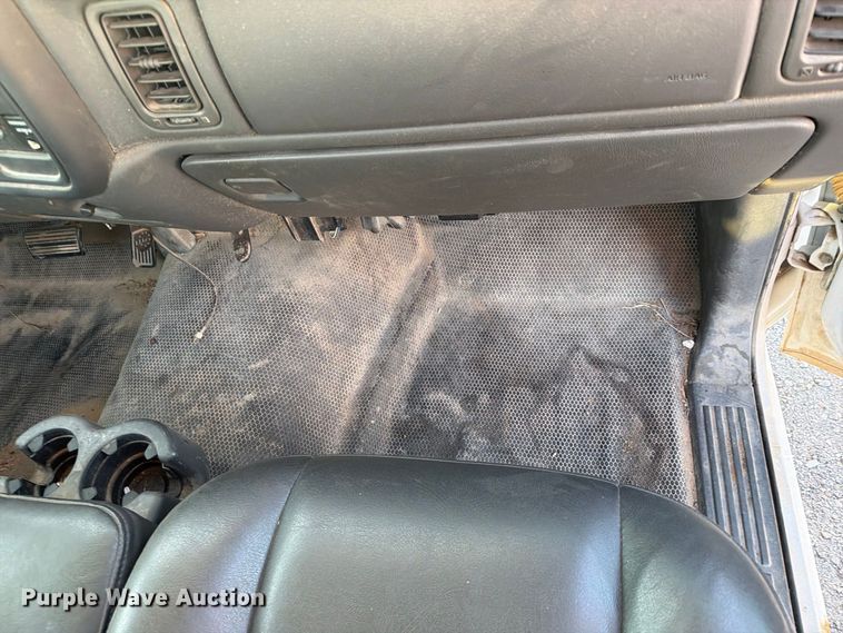 image for item FN2588 2004 Chevrolet Silverado pickup truck