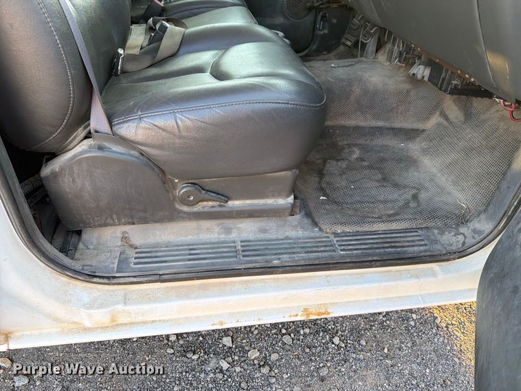 image for item FN2588 2004 Chevrolet Silverado pickup truck